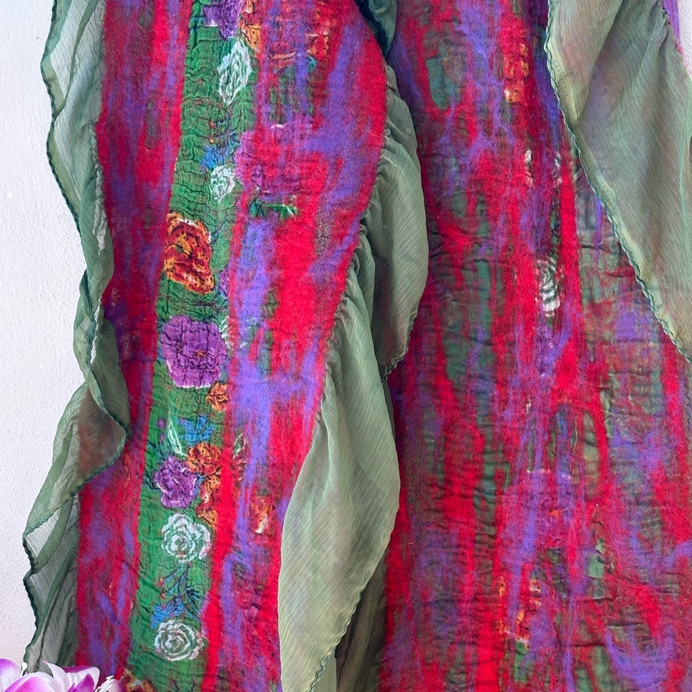 KANTHA Vivid Green and Red Textured Scarf - Picture 4 of 4
